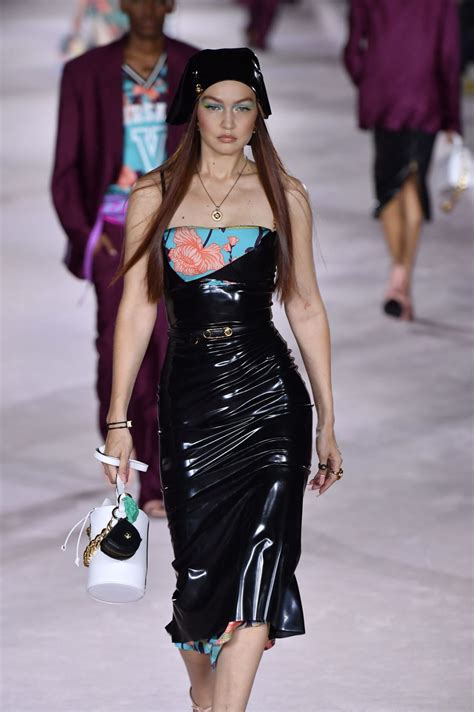 versace ss22 runway